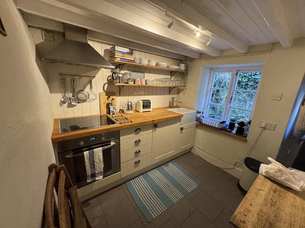 Lot: 66 - PERIOD COTTAGE IN DESIRABLE LOCATION - View of the kitchen